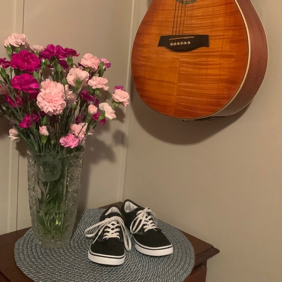 Vans Shoes - Vans Off the Wall low top skater shoes ~ Size 6 Women ~ black and white